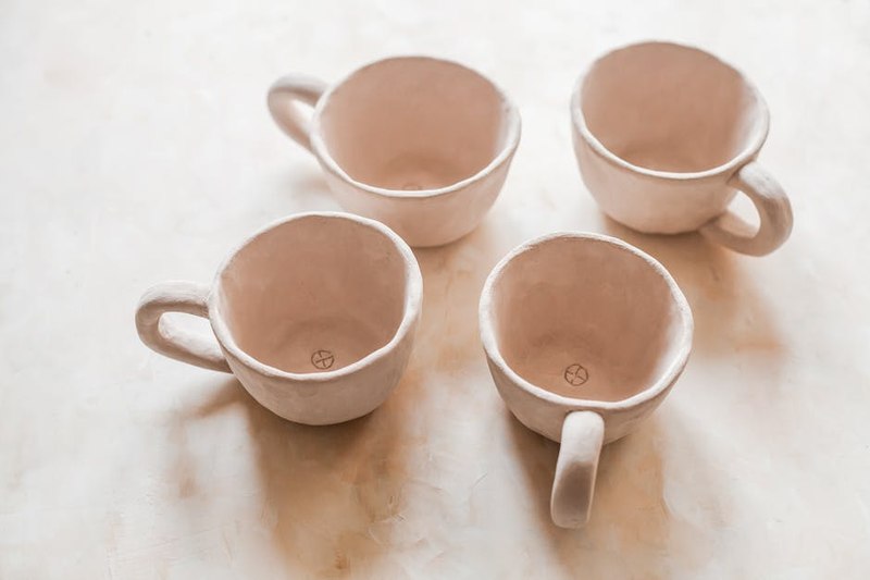 كوب شاي أسود مثلثات